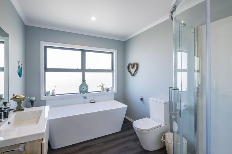 Photo of property in 37a Tiromoana Road, Raumati South, Paraparaumu, 5032