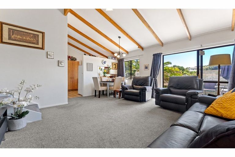 Photo of property in 2/74 Cockayne Crescent, Sunnynook, Auckland, 0620