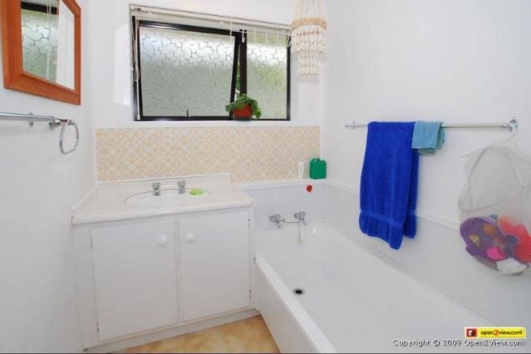 Photo of property in 2/21 Waiau Street, Torbay, Auckland, 0630