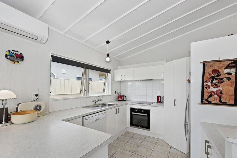 Photo of property in 97 Tiroroa Avenue, Te Atatu South, Auckland, 0610