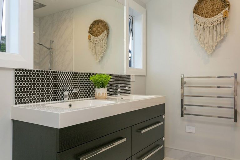 Photo of property in 97 Loch Views Road, Acacia Bay, Taupo, 3385