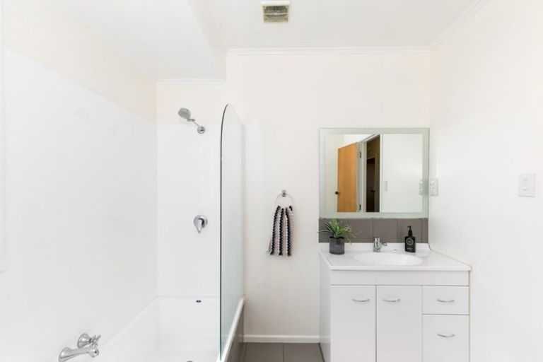 Photo of property in 2 Rhonda Avenue, Deanwell, Hamilton, 3206