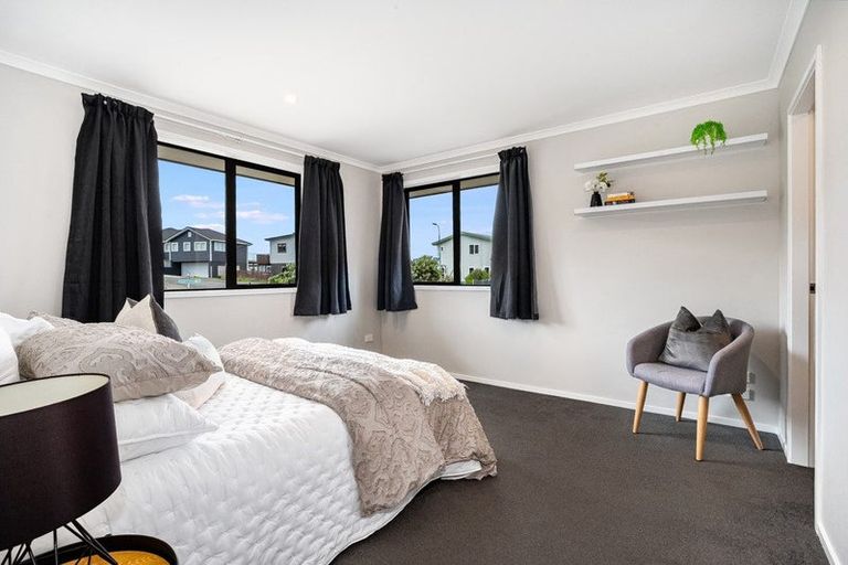 Photo of property in 1 Cirrus Close, Newlands, Wellington, 6037