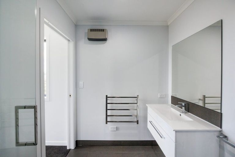 Photo of property in 54 Sardinia Grove, Fitzherbert, Palmerston North, 4410