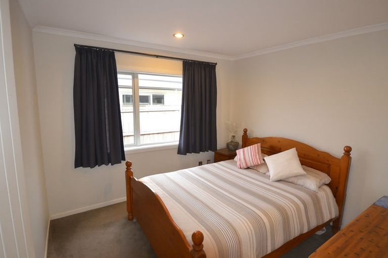 Photo of property in 28 Cooladerry Place, Rosehill, Papakura, 2113