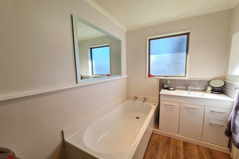 Photo of property in 62 Acacia Street, Kelvin Grove, Palmerston North, 4414