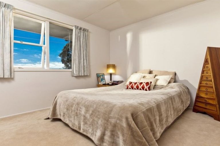Photo of property in 24 Sunset Road, Unsworth Heights, Auckland, 0632