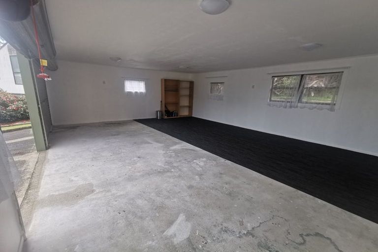 Photo of property in 17 Palmetto Place, Goodwood Heights, Auckland, 2105