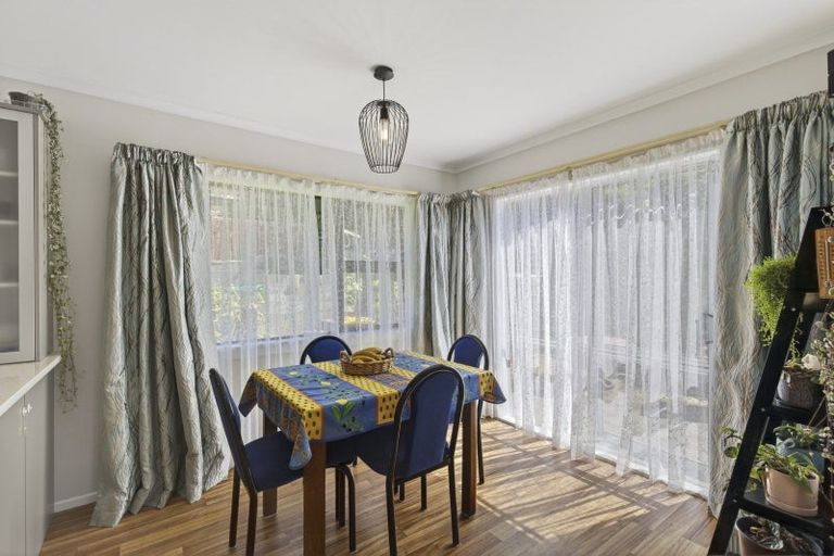 Photo of property in 32 Beaumont Crescent, Frankleigh Park, New Plymouth, 4310