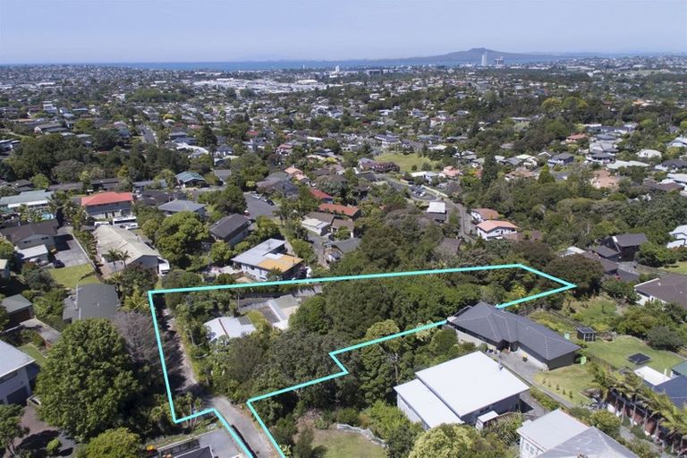 Photo of property in 323 Glenfield Road, Glenfield, Auckland, 0629