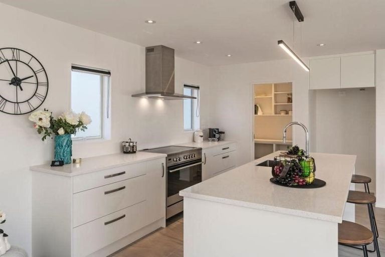 Photo of property in 31a Dawnhaven Drive, Te Atatu Peninsula, Auckland, 0610