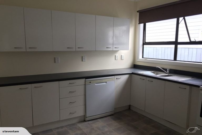 Photo of property in 2/142 Rongotai Road, Kilbirnie, Wellington, 6022