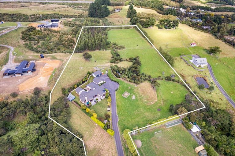 Photo of property in 32 Paekakariki Hill Road, Pauatahanui, Porirua, 5381