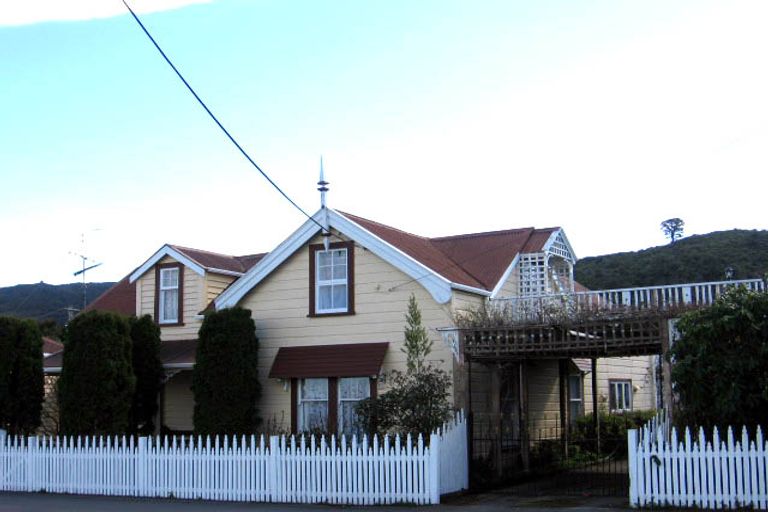 Photo of property in 1 Johnston Street, Featherston, 5710