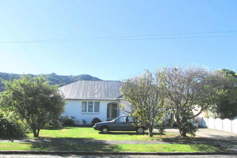 Photo of property in 42 Oxford Crescent, Ebdentown, Upper Hutt, 5018