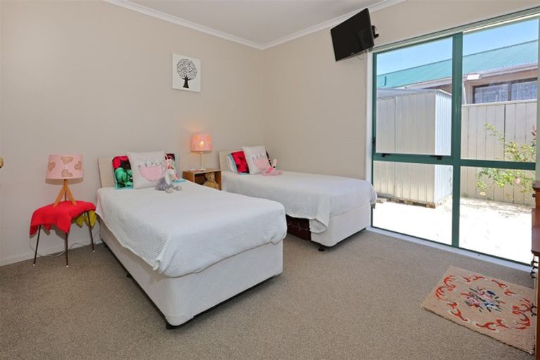 Photo of property in 1 Poinsettia Place, Henderson, Auckland, 0610