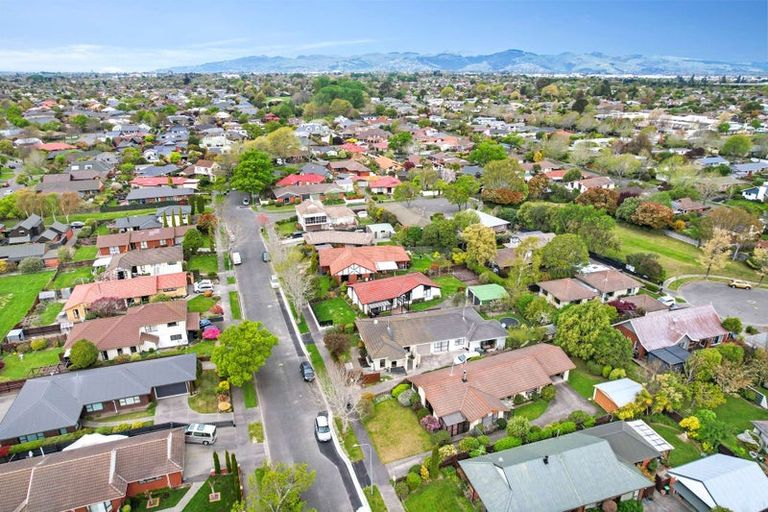 Photo of property in 1/37 Karnak Crescent, Russley, Christchurch, 8042
