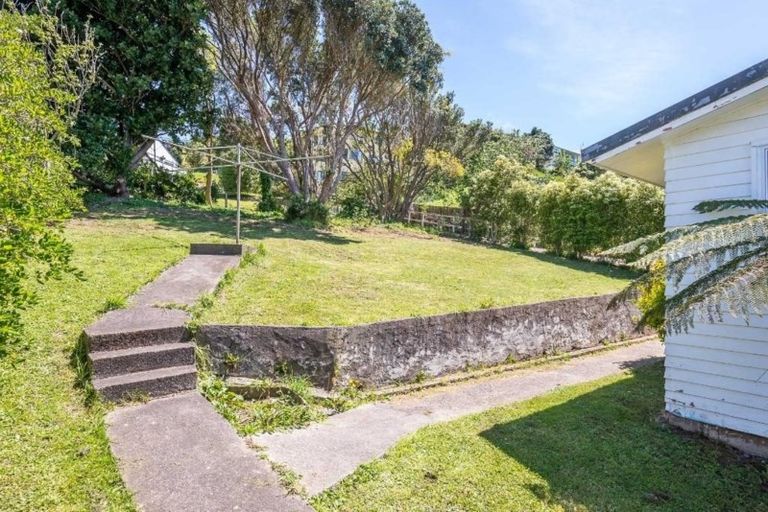 Photo of property in 61 Davidson Crescent, Tawa, Wellington, 5028