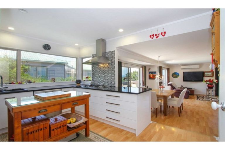 Photo of property in 1/272 Glamorgan Drive, Northcross, Auckland, 0630