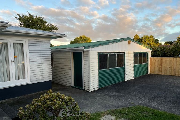 Photo of property in 99 Gloria Avenue, Te Atatu Peninsula, Auckland, 0610
