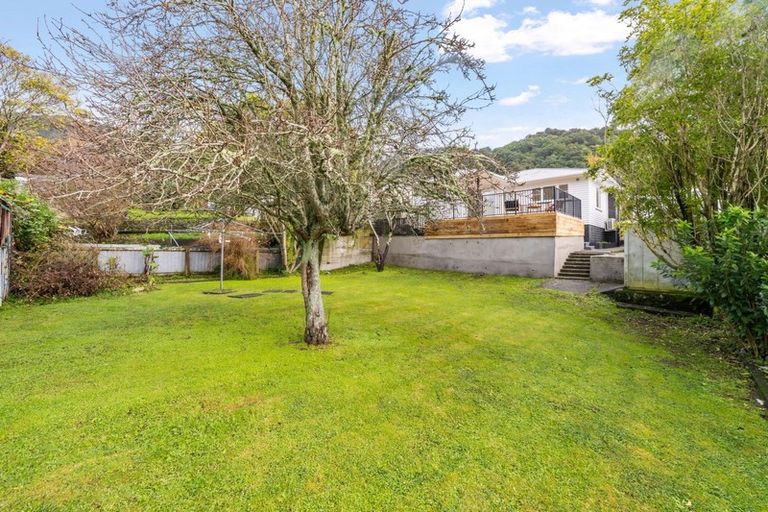 Photo of property in 49 Lees Grove, Wainuiomata, Lower Hutt, 5014