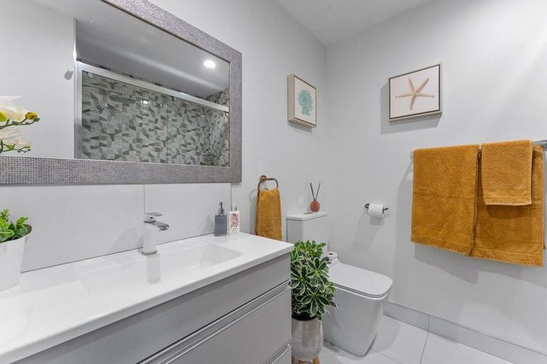 Photo of property in 2/13 Pannill Place, Oteha, Auckland, 0632