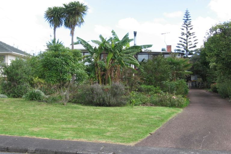 Photo of property in 17 Neil Avenue, Te Atatu Peninsula, Auckland, 0610