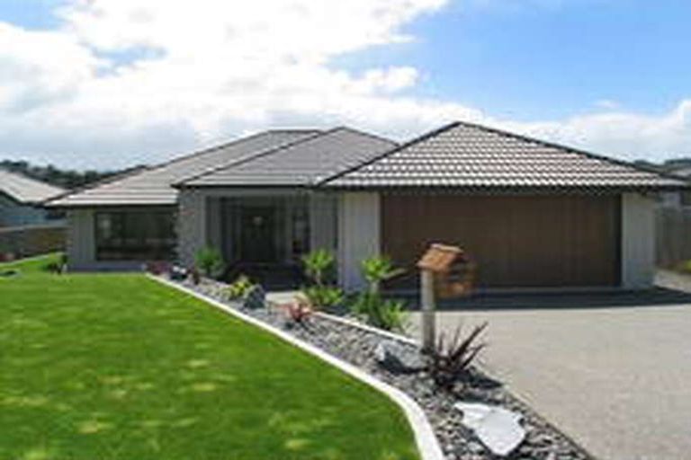 Photo of property in 15 Tongariro Drive, Aotea, Porirua, 5024