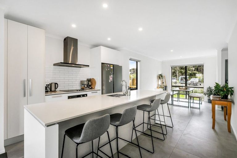 Photo of property in 18 Waimoana Close, Massey, Auckland, 0614