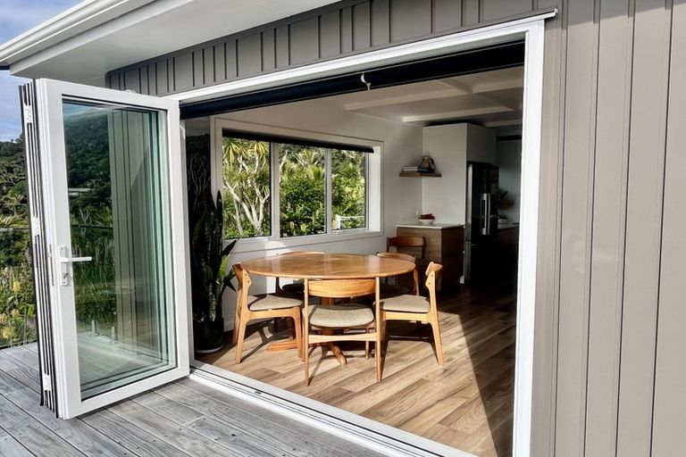 Photo of property in 15 Piha Road, Piha, New Lynn, 0772