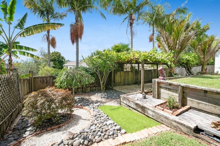 Photo of property in 10 Jacanas Place, Unsworth Heights, Auckland, 0632