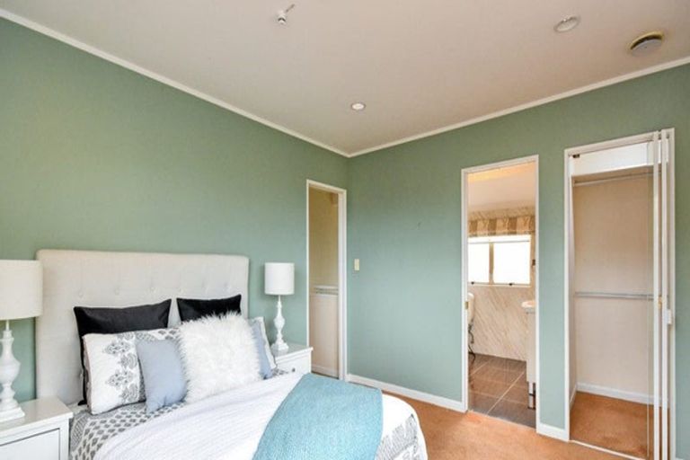 Photo of property in 5 Silkwood Grove, Totara Heights, Auckland, 2105