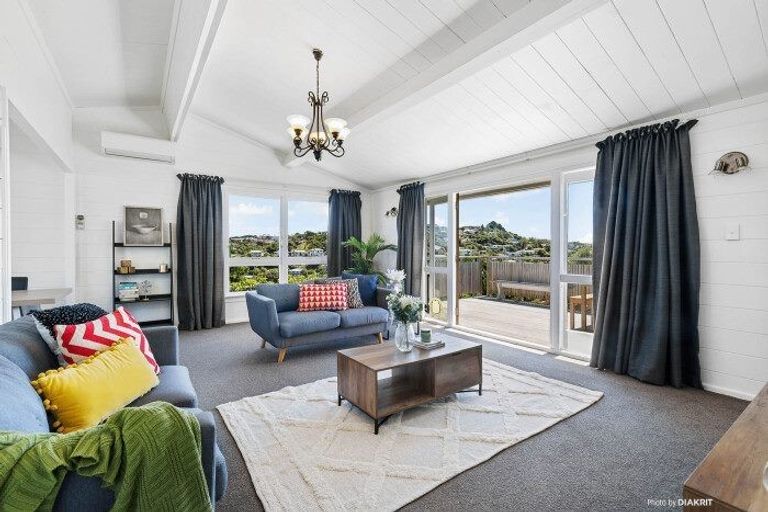 Photo of property in 15 Dunmail Way, Newlands, Wellington, 6037