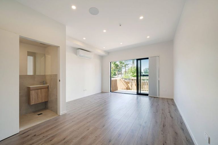 Photo of property in 2/105 Hobsonville Road, West Harbour, Auckland, 0618