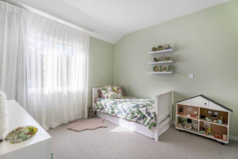 Photo of property in 6 Dorchester Place, Orewa, 0931