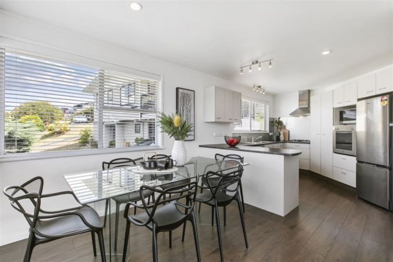 Photo of property in 52 Ravenwood Drive, Forrest Hill, Auckland, 0620