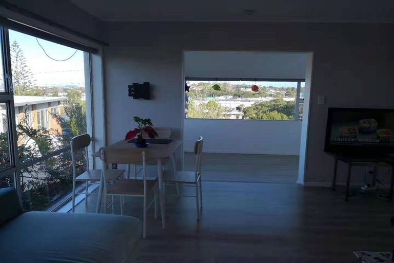 Photo of property in 1/2 Camelot Place, Glenfield, Auckland, 0629