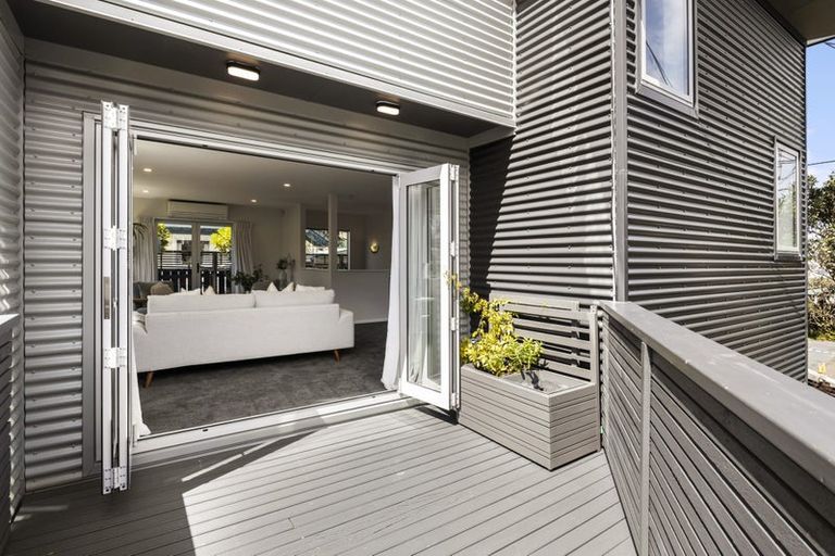 Photo of property in 75 Houghton Bay Road, Houghton Bay, Wellington, 6023