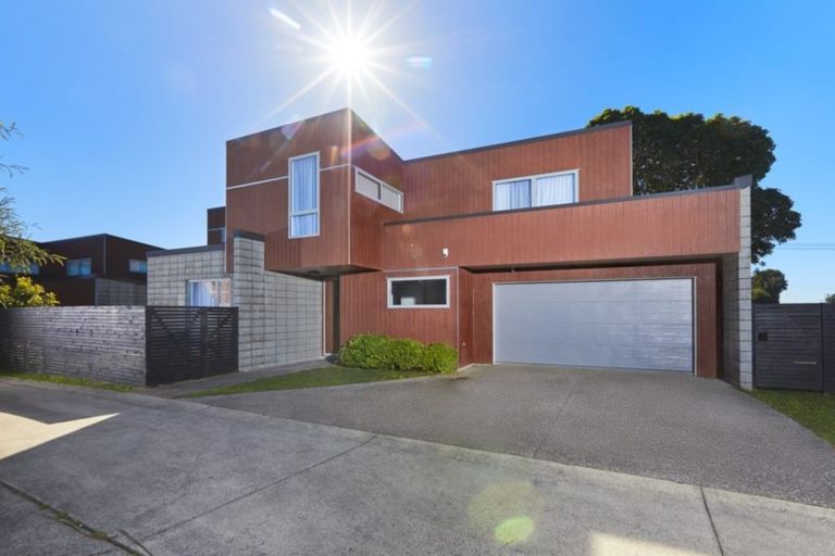 Photo of property in 72c Hobsonville Road, West Harbour, Auckland, 0618