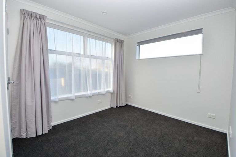 Photo of property in 2f Garner Place, Glenfield, Auckland, 0629