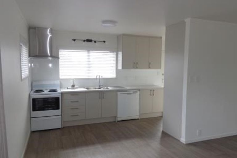 Photo of property in 71 Beaubank Road, Kelston, Auckland, 0602