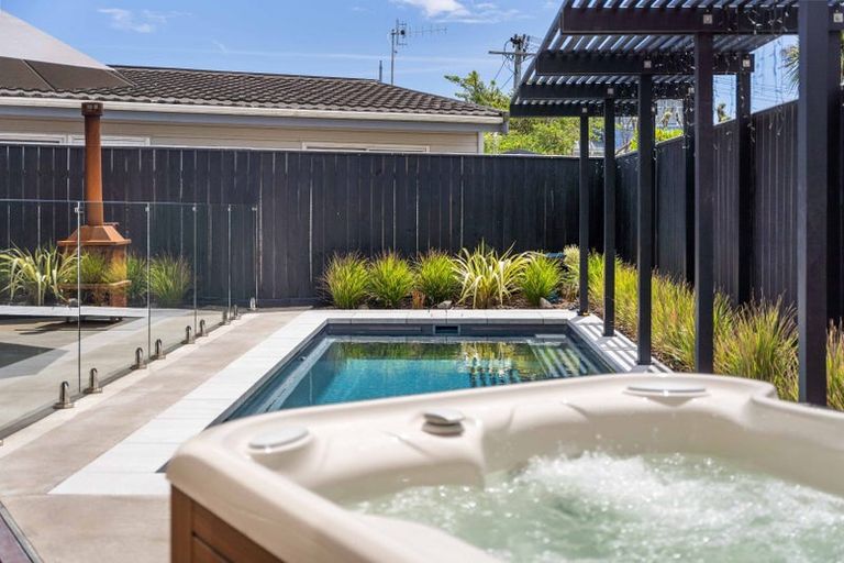 Photo of property in 1 Frances Street, Waikanae Beach, Waikanae, 5036