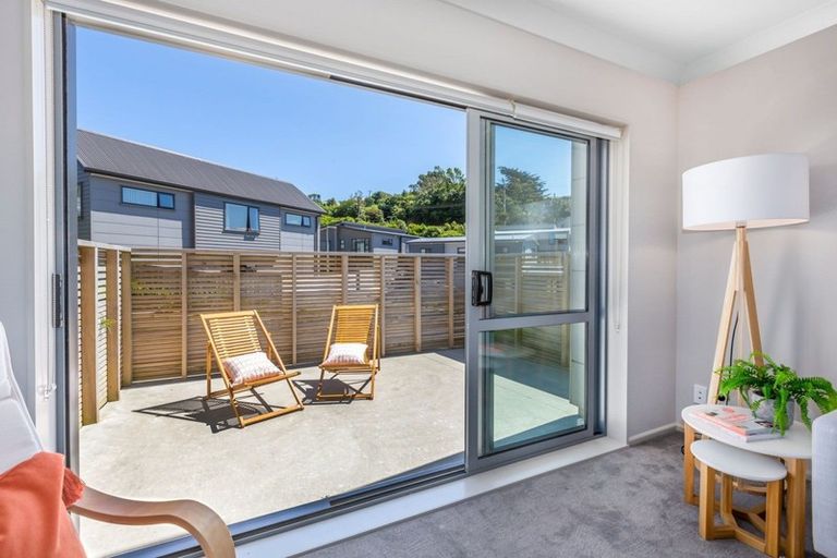 Photo of property in 6 Brindle Way, Newlands, Wellington, 6037