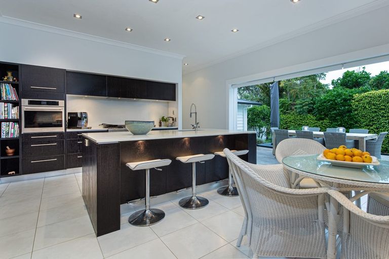 Photo of property in 13 Ocean View Road, Milford, Auckland, 0620