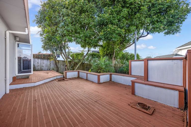 Photo of property in 13 Bridgehead Cove, West Harbour, Auckland, 0618
