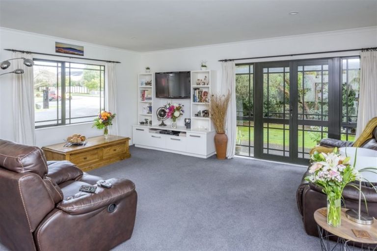 Photo of property in 10 Clifford Close, Levin, 5510