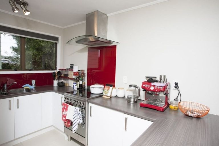 Photo of property in 33 Hobsonville Road, West Harbour, Auckland, 0618