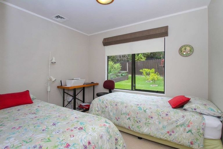 Photo of property in 5 John Webster Place, Glen Eden, Auckland, 0602