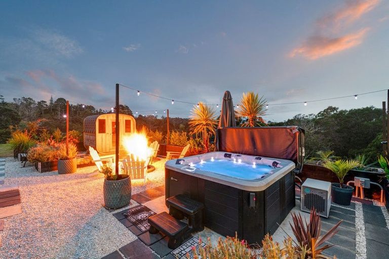 Photo of property in 8 Roberts Road, Matakatia, Whangaparaoa, 0930