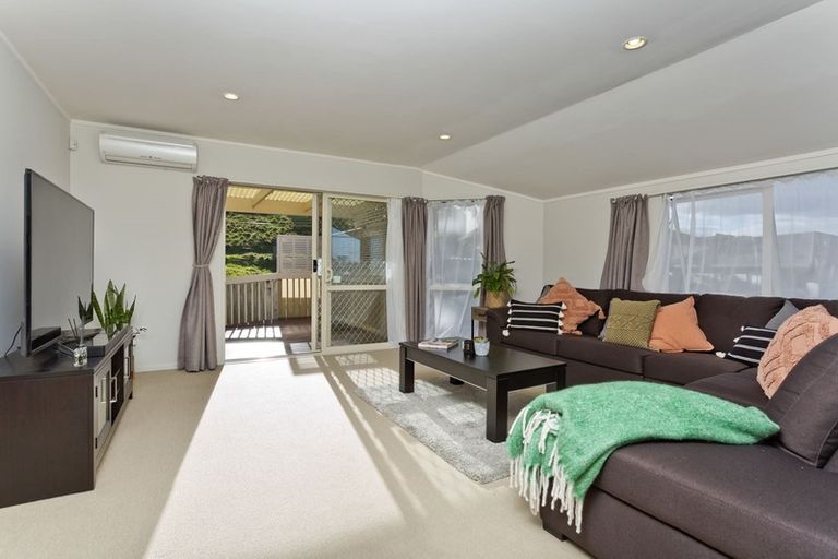 Photo of property in 2/12 Mossop Rise, Glenfield, Auckland, 0629